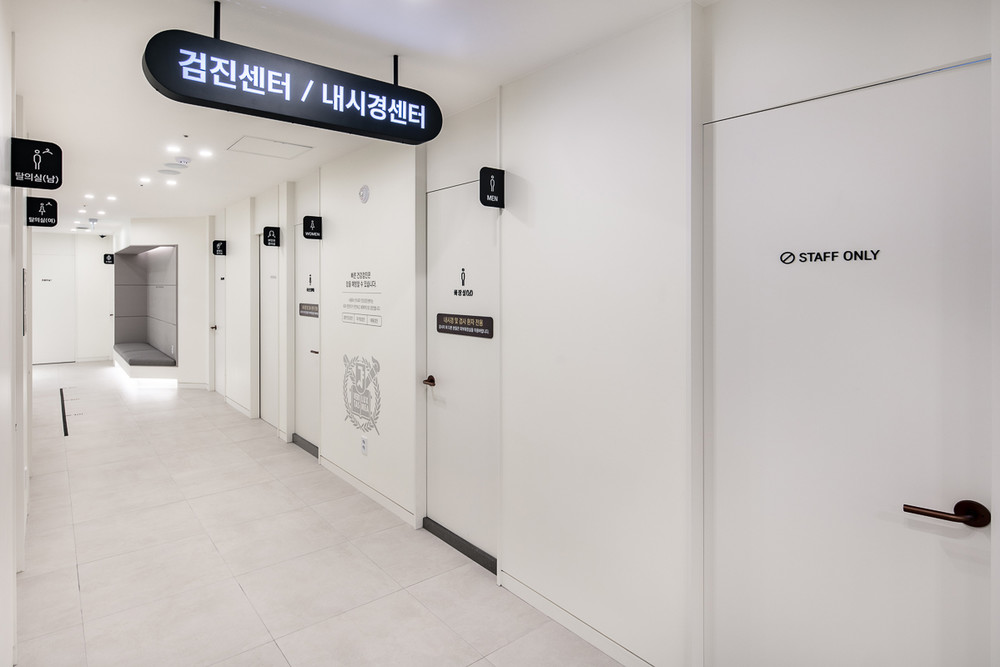 서울퍼스트내과 검진센터·내시경센터 복도 — 탈의실